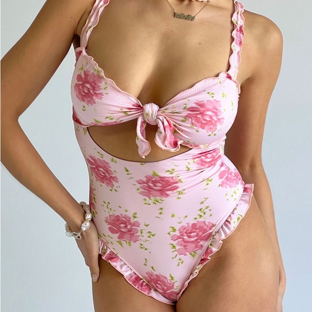 Frankie’s Bikinis x SYDNEY SWEENEY Lucia Ruffle One Piece Swimsuit Large NWOT